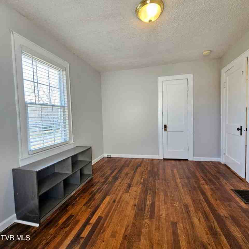 707 S 2nd St - Photo 5 of 29