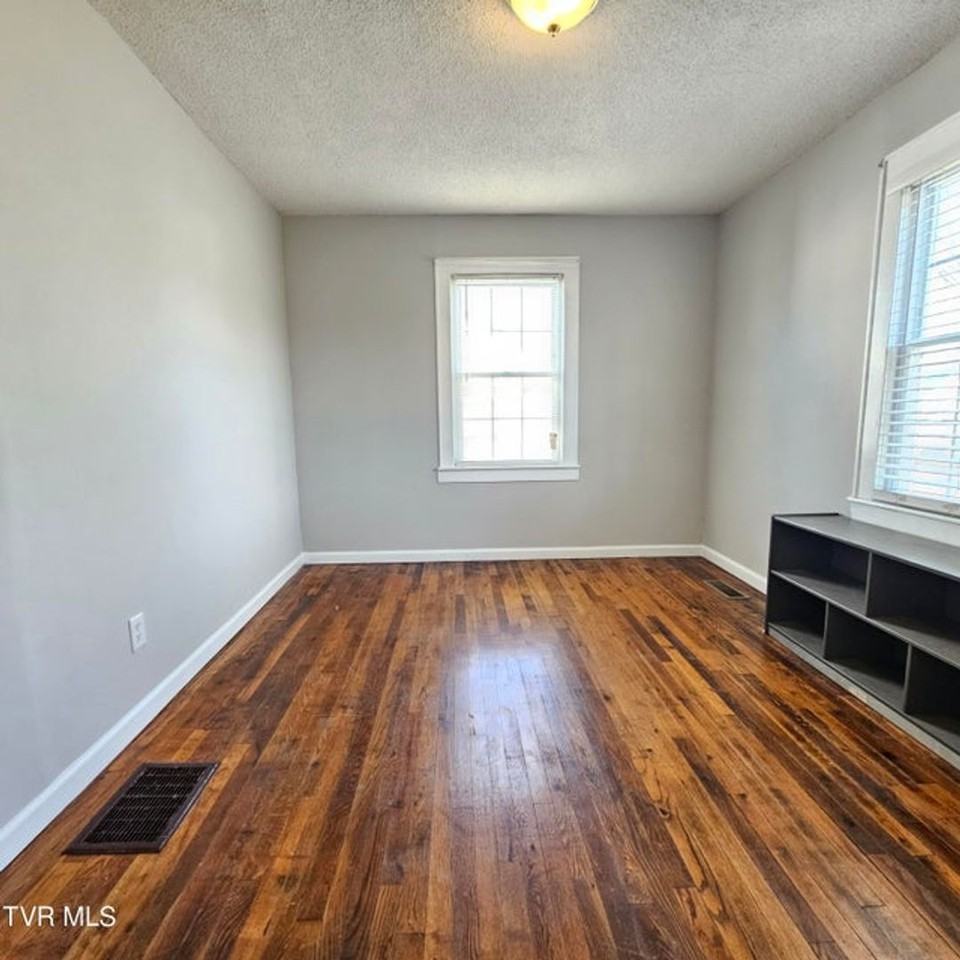 707 S 2nd St - Photo 6 of 29