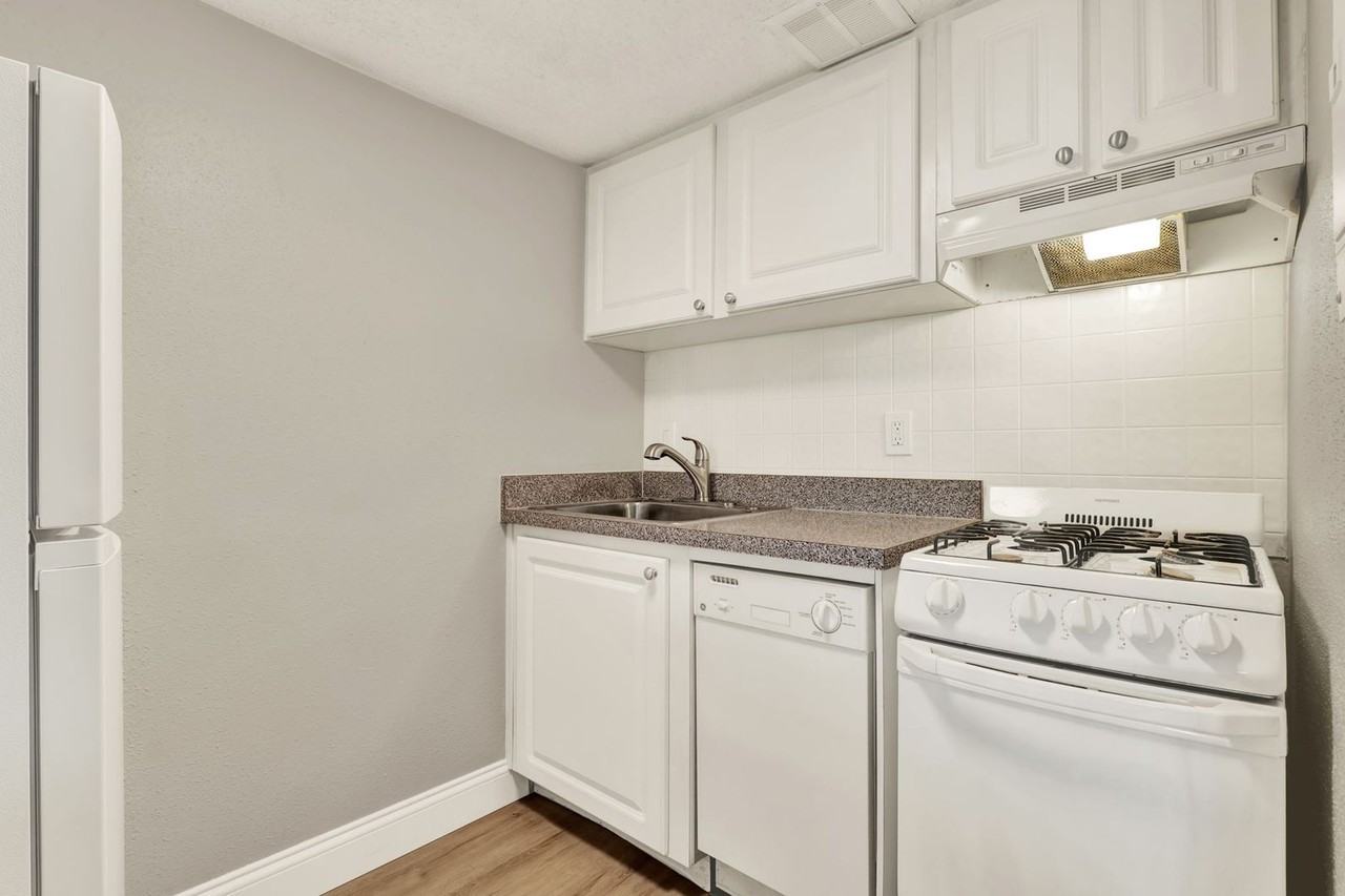 109 Oyster Bay Cir #150 - Photo 7 of 22