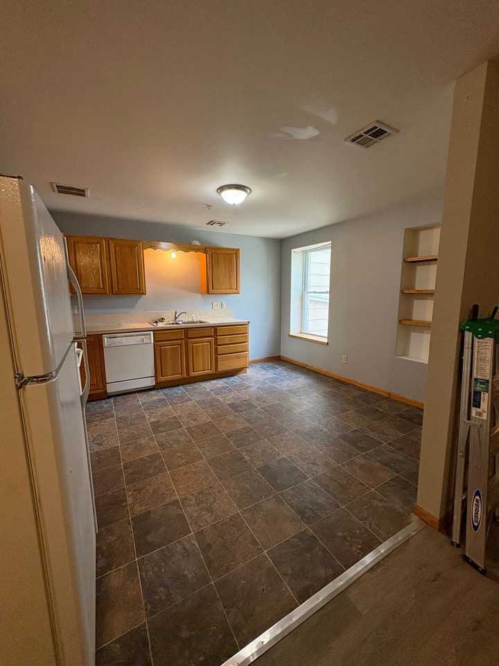 218 W Central Ave 2b - Photo 2 of 4
