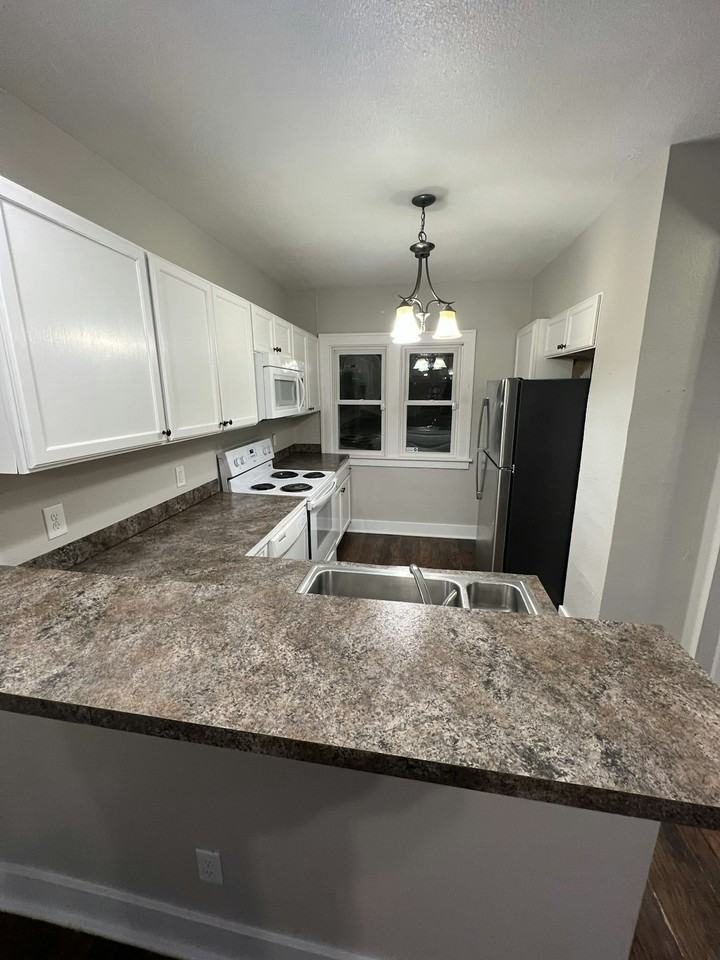 511 Umatilla Street Southeast - Photo 3 of 16