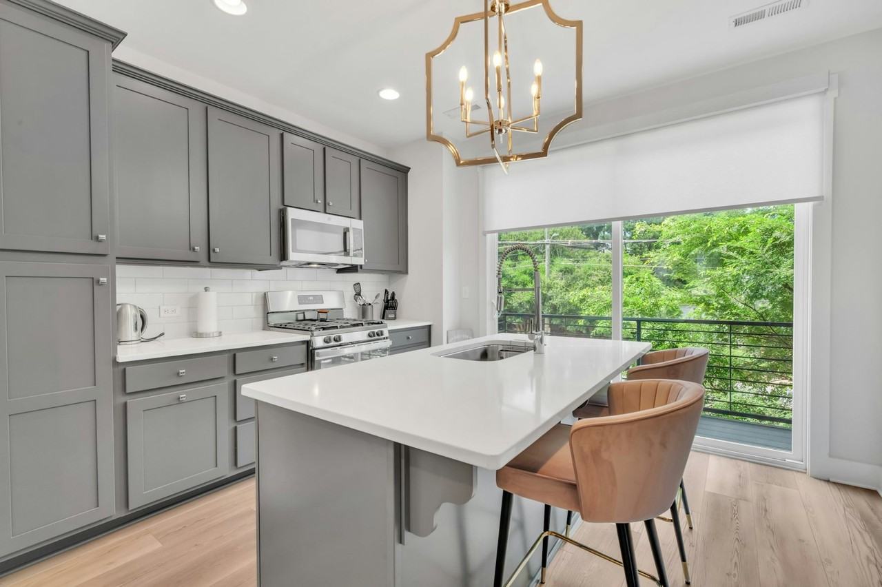 1005 East 36th Street - Photo 4 of 32