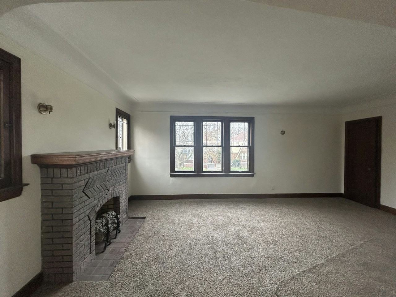 4401 Buckingham, Unit Upper - Photo 4 of 15