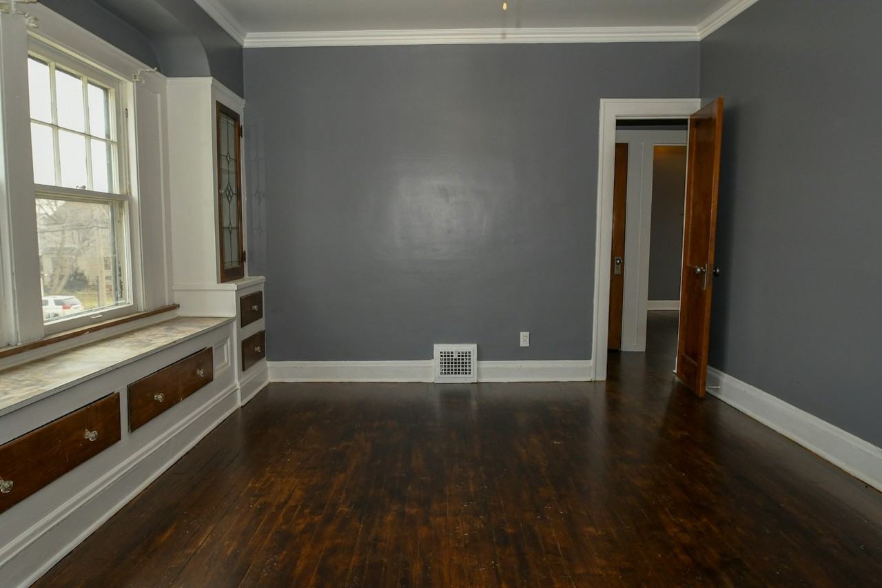 18911 Locherie Avenue - Photo 7 of 17