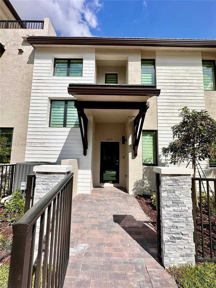 8317 Nw 45th St - Photo 2 of 39