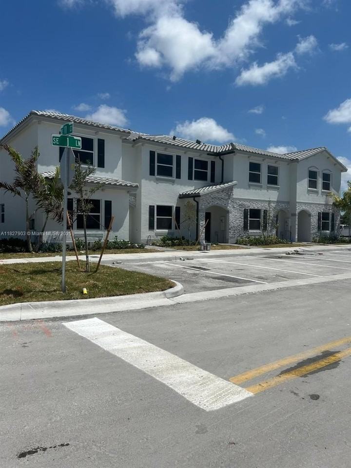 1172 Se 1st Ter - Photo 2 of 5