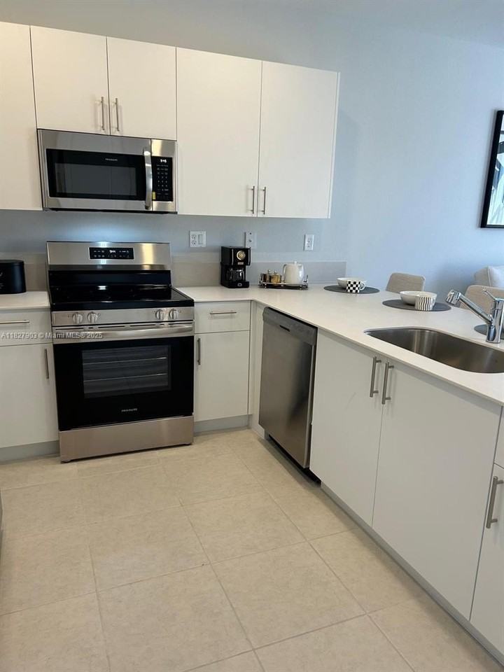 1172 Se 1st Ter - Photo 3 of 5