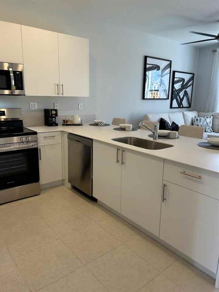 1172 Se 1st Ter - Photo 4 of 5