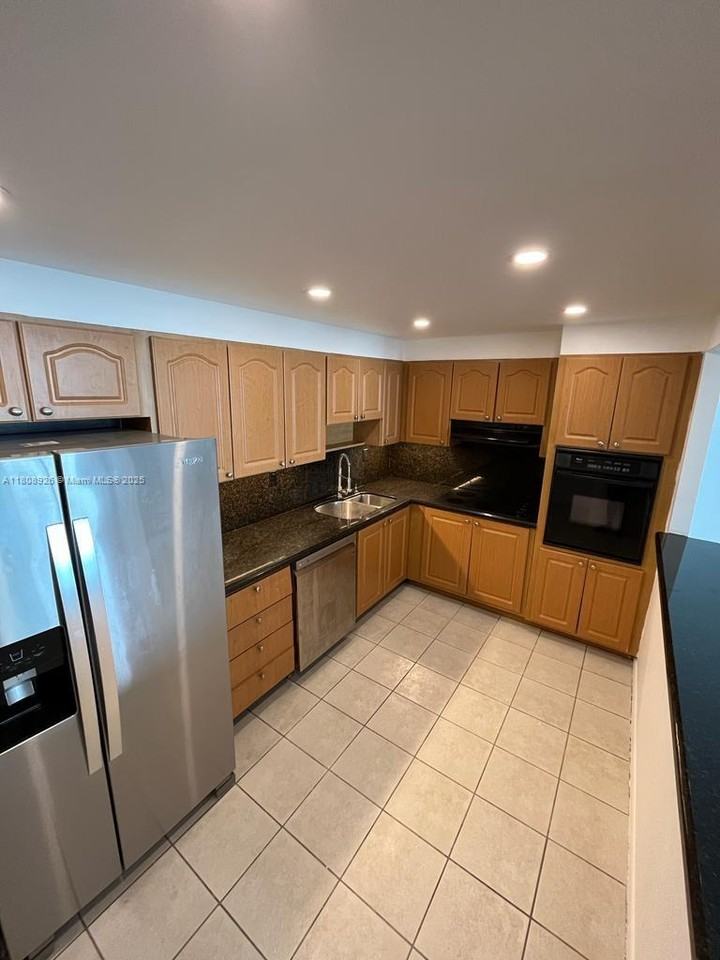 19390 Collins Ave #820 - Photo 2 of 8