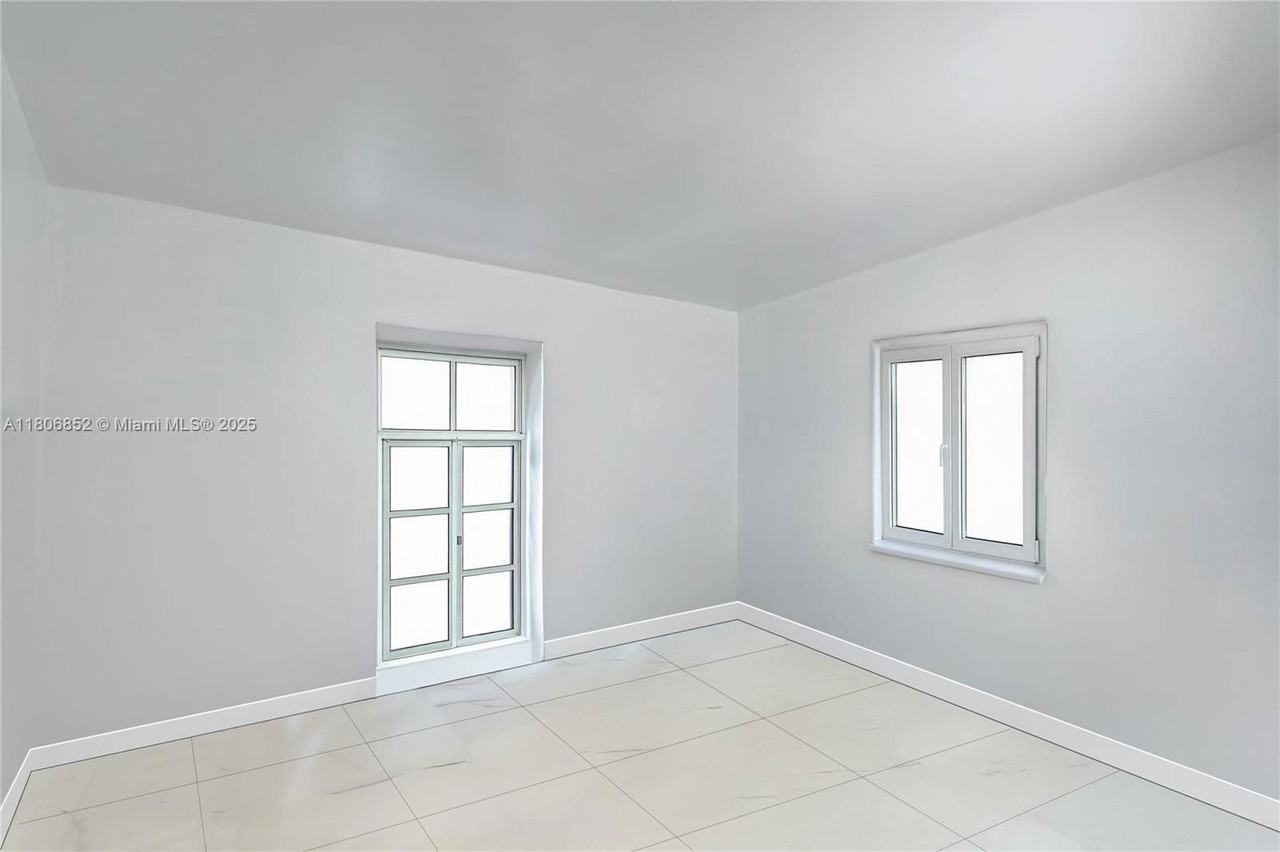 11040 Sw 52nd Dr - Photo 3 of 8