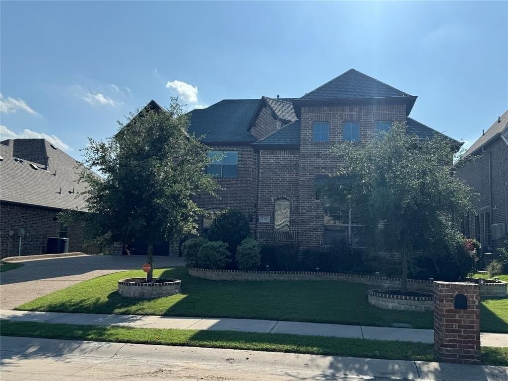 3323 Royal Ridge Dr - Photo 2 of 20