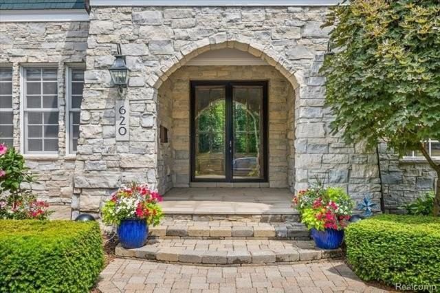 620 Lakeside Dr - Photo 2 of 50