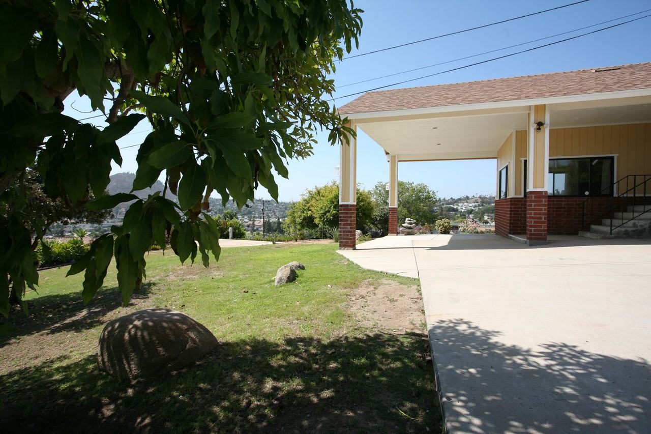 1615 Coconut Ln - Photo 2 of 22