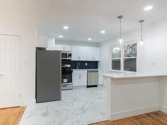 500 Adams Ln - Photo 3 of 9