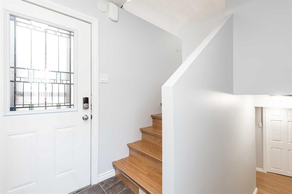 93 Simon Fraser Blvd W - Photo 2 of 23