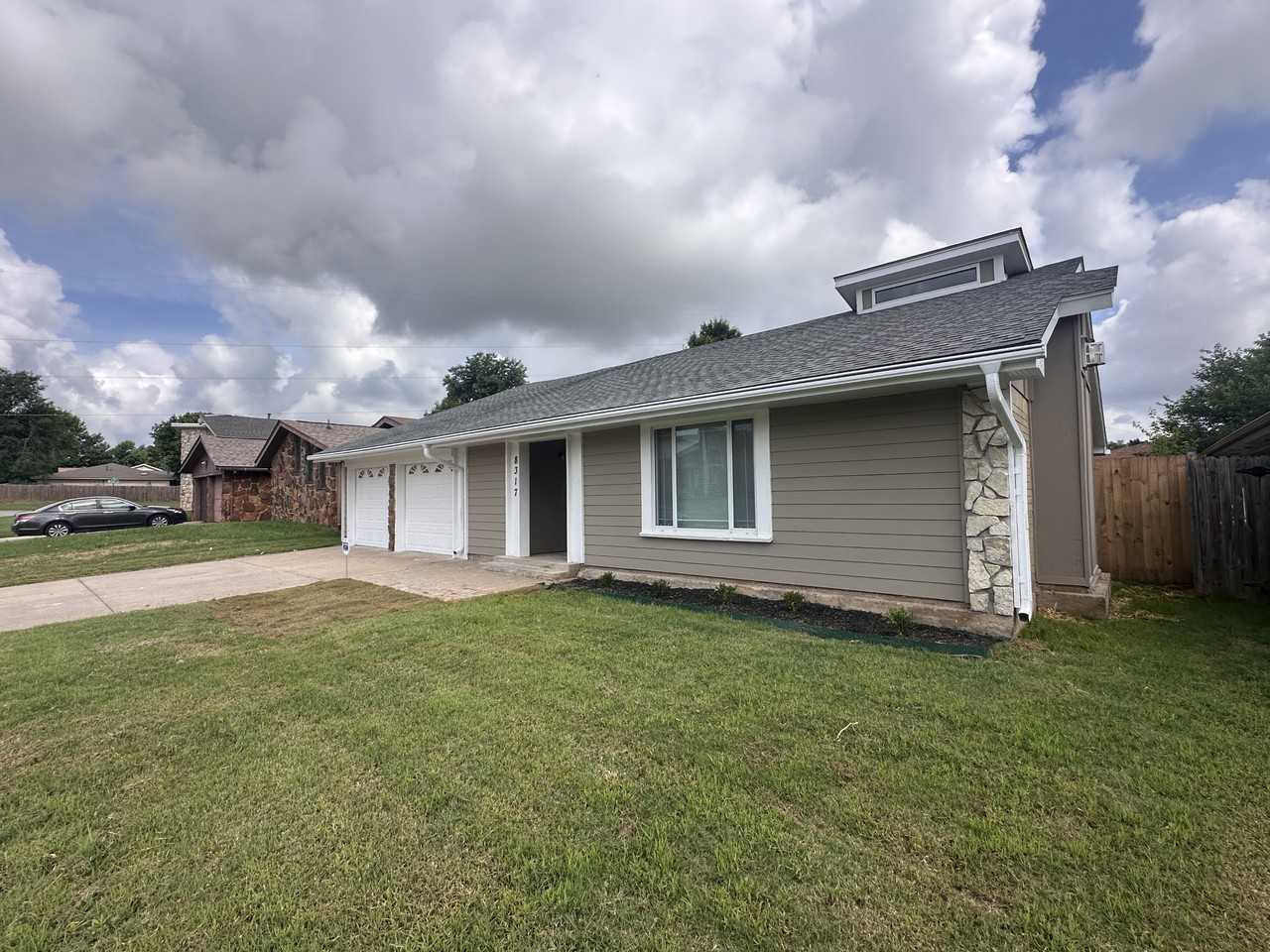 8317 Nw 85th St - Photo 2 of 23