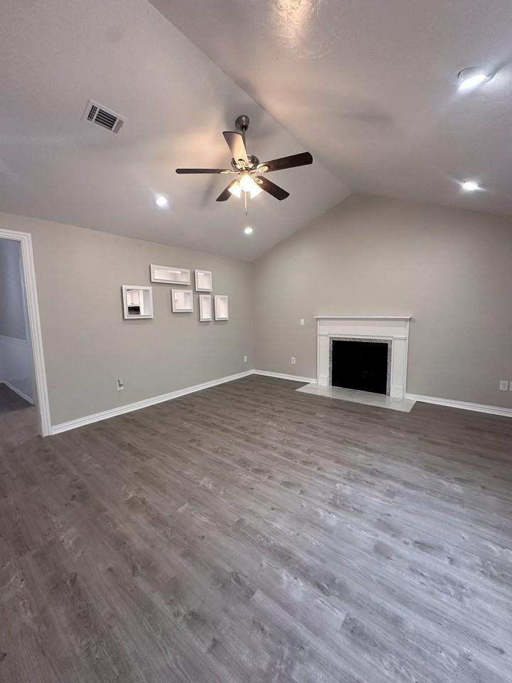 8317 Nw 85th St - Photo 3 of 23