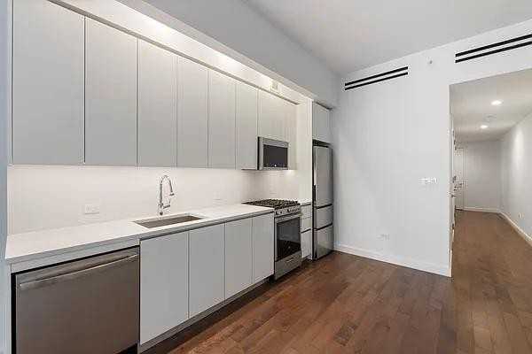 E 54th St #9A - Photo 5 of 20