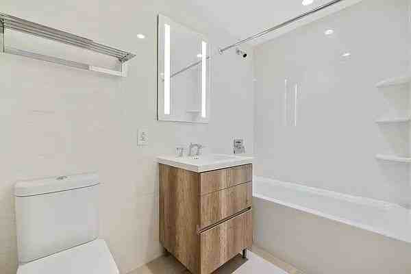 E 54th St #5G - Photo 2 of 15