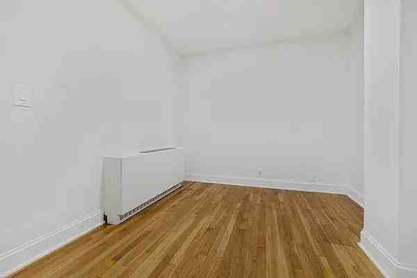 E 54th St #7G - Photo 5 of 20