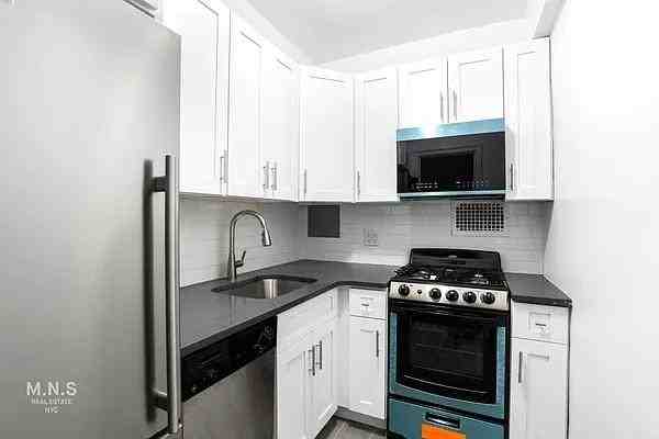 E 58th St #2J - Photo 4 of 20