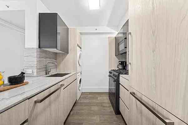 W 47th St #38D - Photo 3 of 20