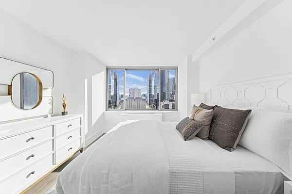 W 47th St #38D - Photo 4 of 20