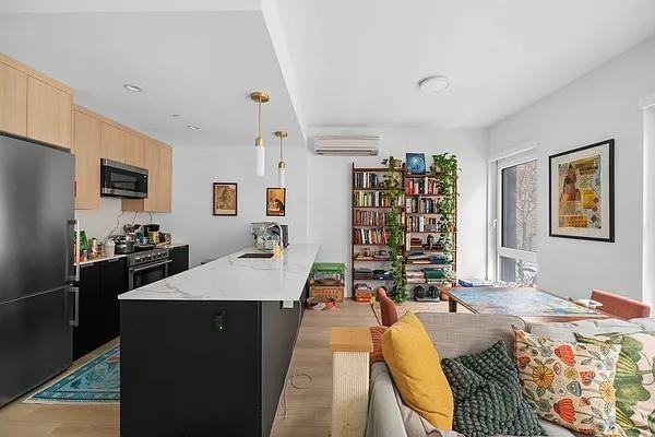 Downing St #3D - Photo 2 of 20