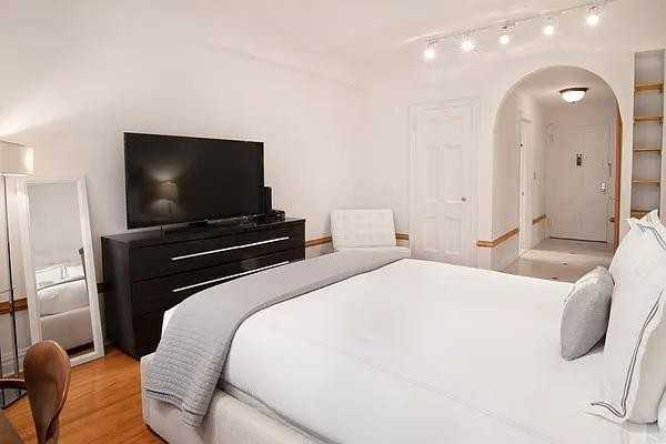 W 58th St #7B - Photo 2 of 20