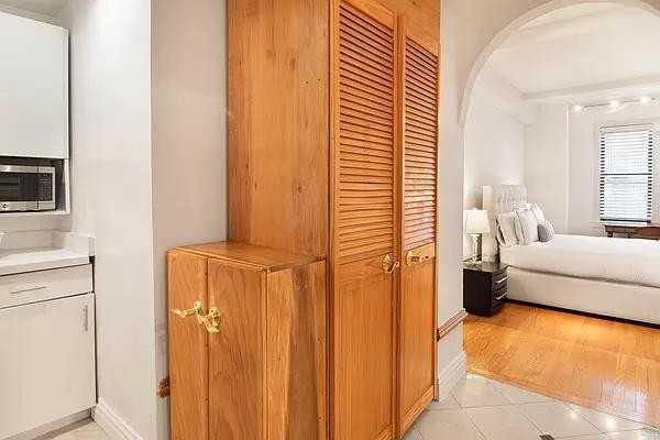 W 58th St #7B - Photo 4 of 20