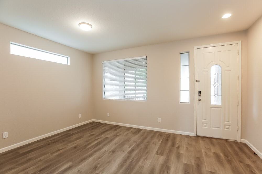 5519 W Vineyard Rd - Photo 3 of 16