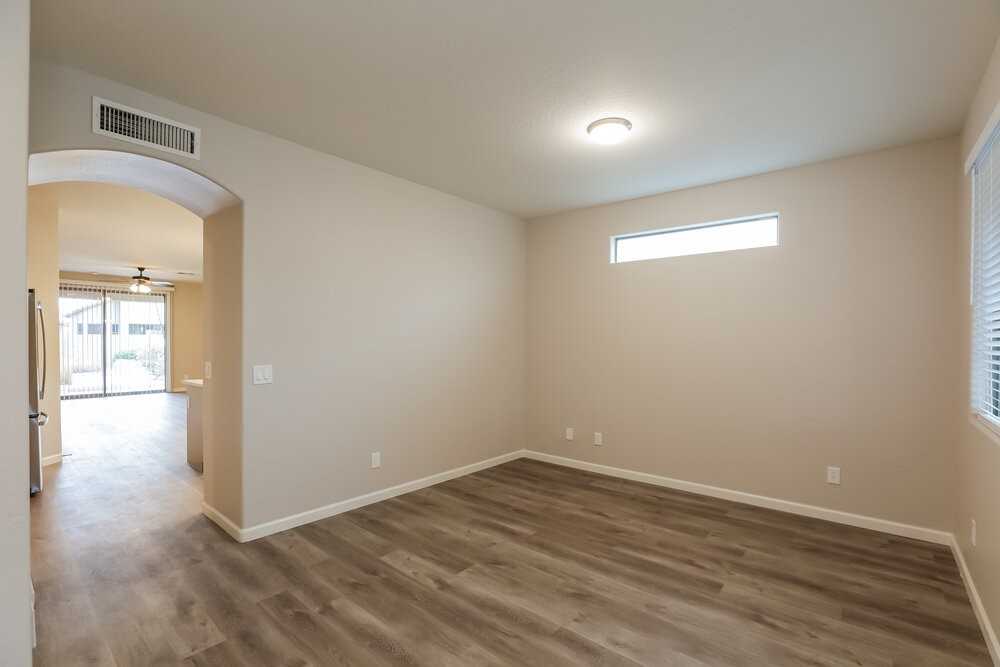 5519 W Vineyard Rd - Photo 4 of 16