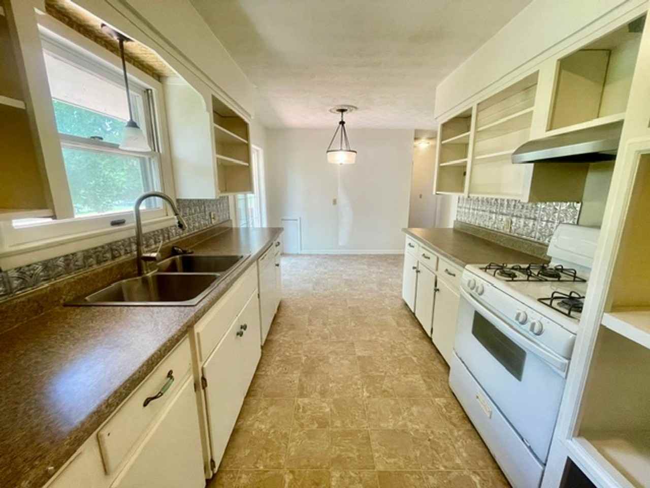 1201 E Lark St - Photo 4 of 18