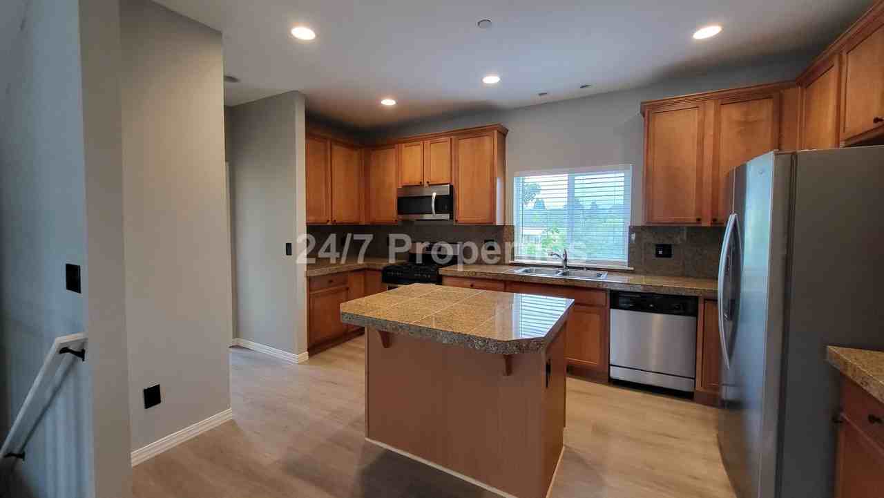 514 E Main St - Photo 5 of 15