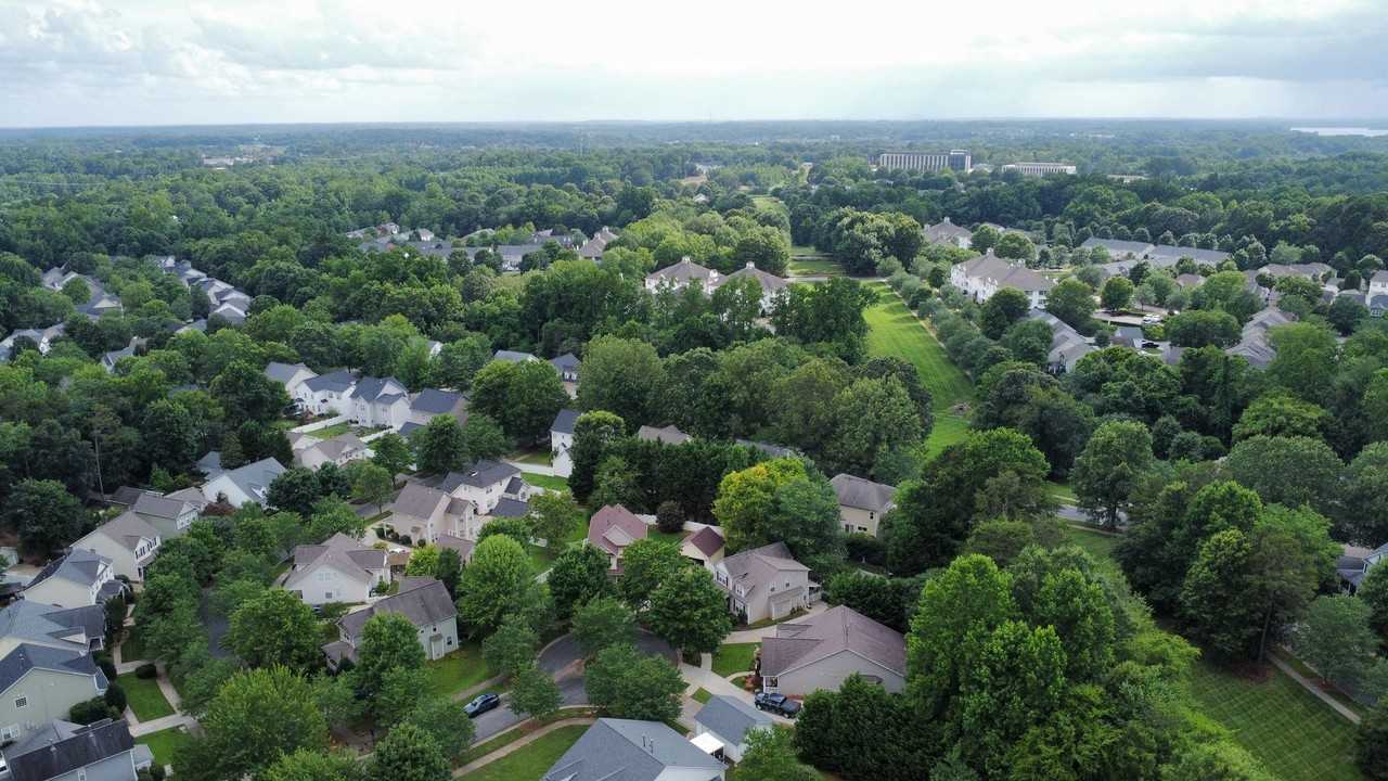 9909 Adelie Ct - Photo 2 of 17