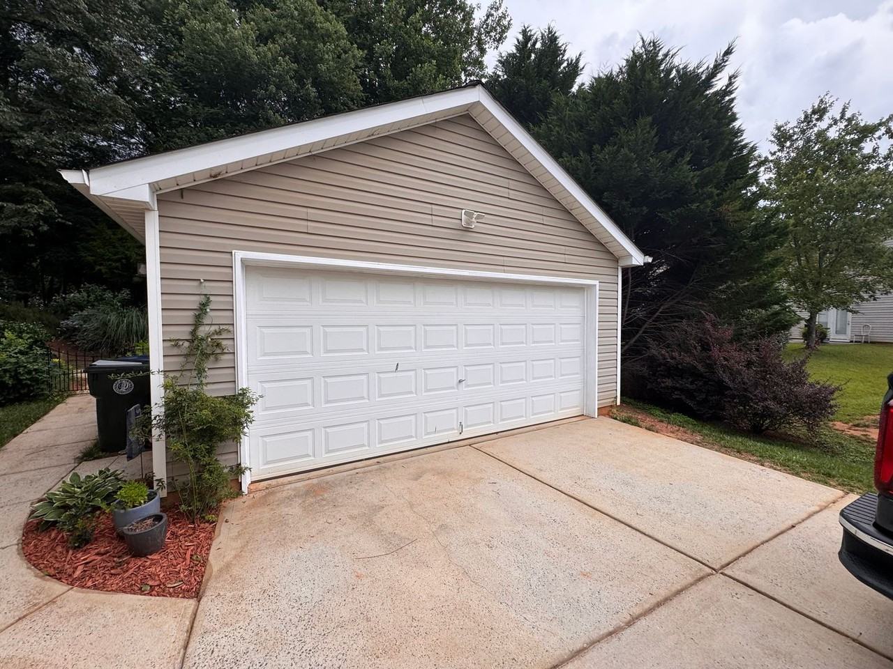 9909 Adelie Ct - Photo 4 of 17