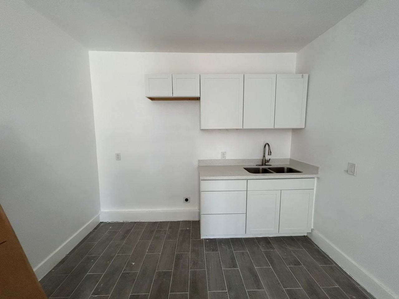 1142 Lyle St - Photo 4 of 10