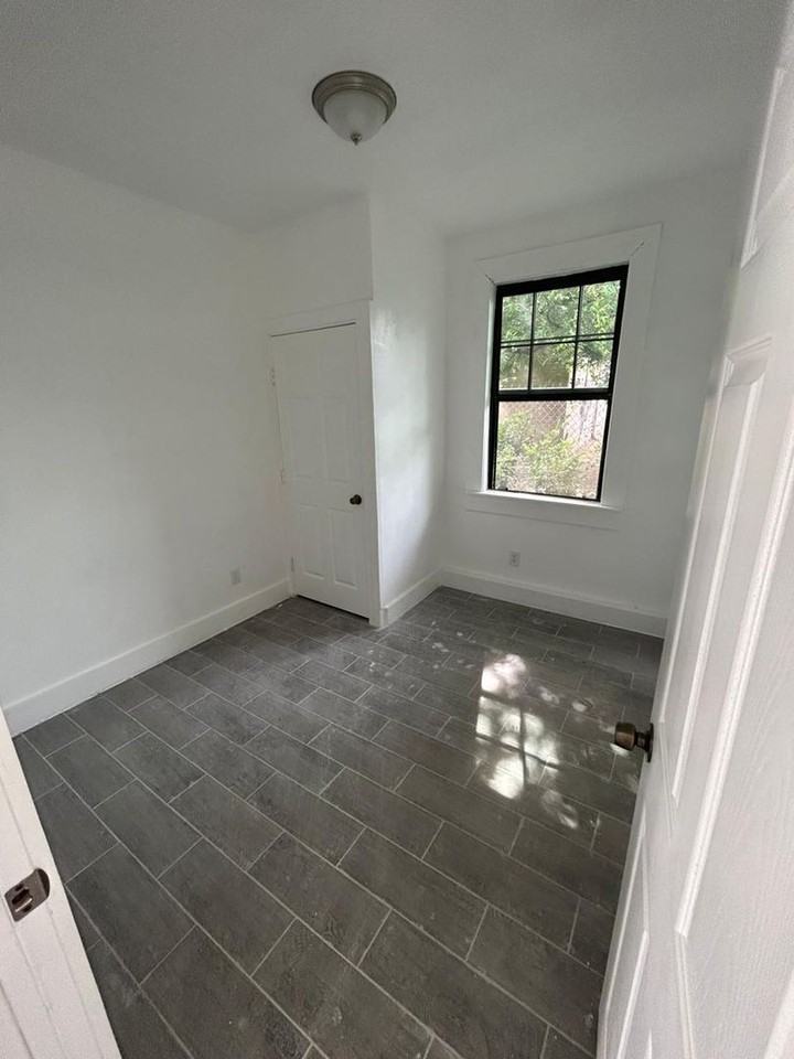 1142 Lyle St - Photo 7 of 10