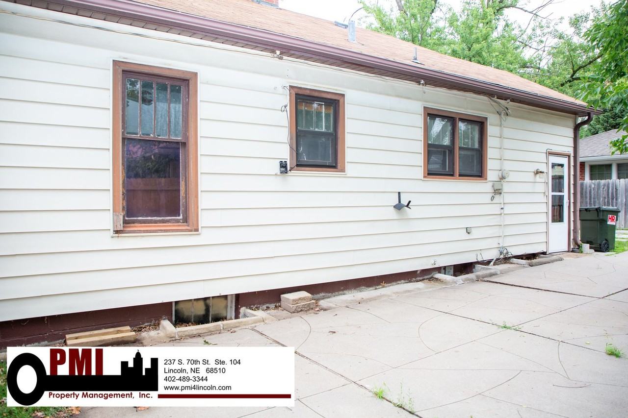 5501 J St - Photo 5 of 26