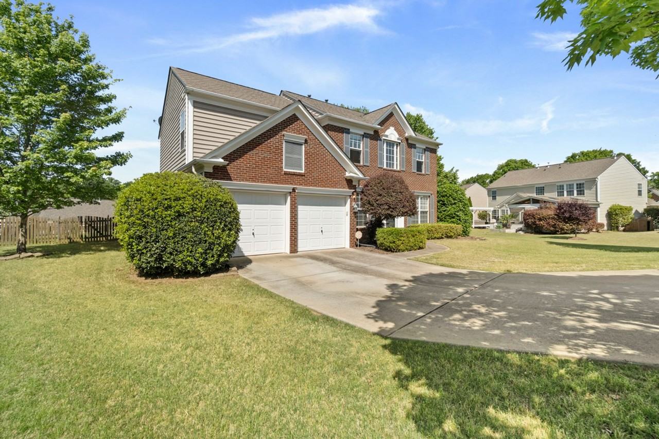 9607 Garland Ct - Photo 3 of 39