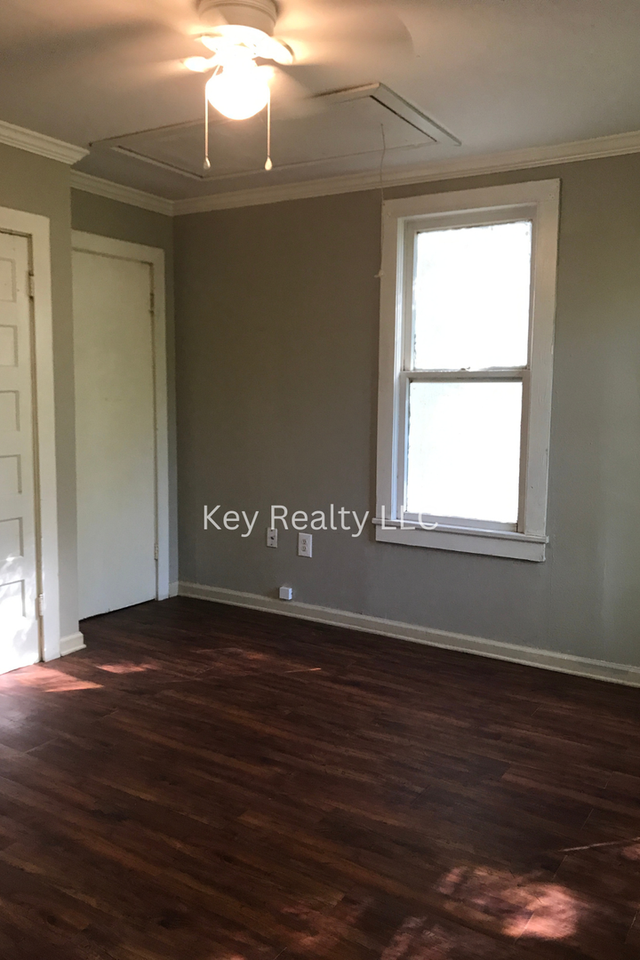 210 Ball St - Photo 7 of 12