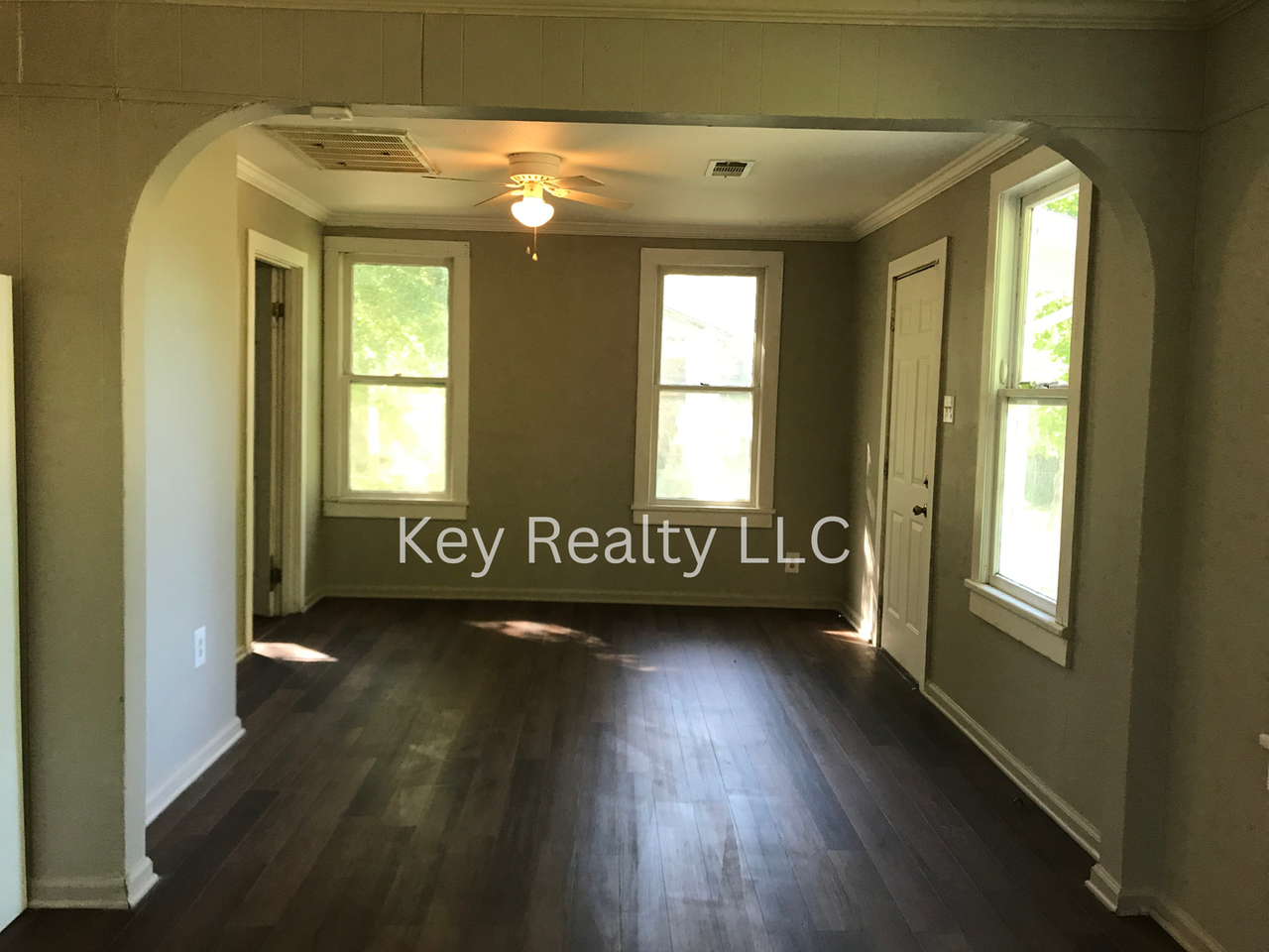 210 Ball St - Photo 3 of 12