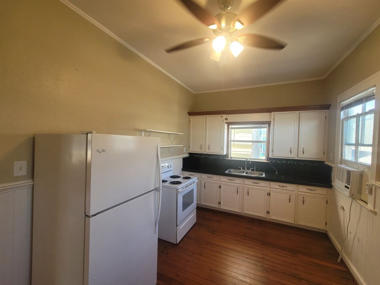 610 16th St - Photo 3 of 10