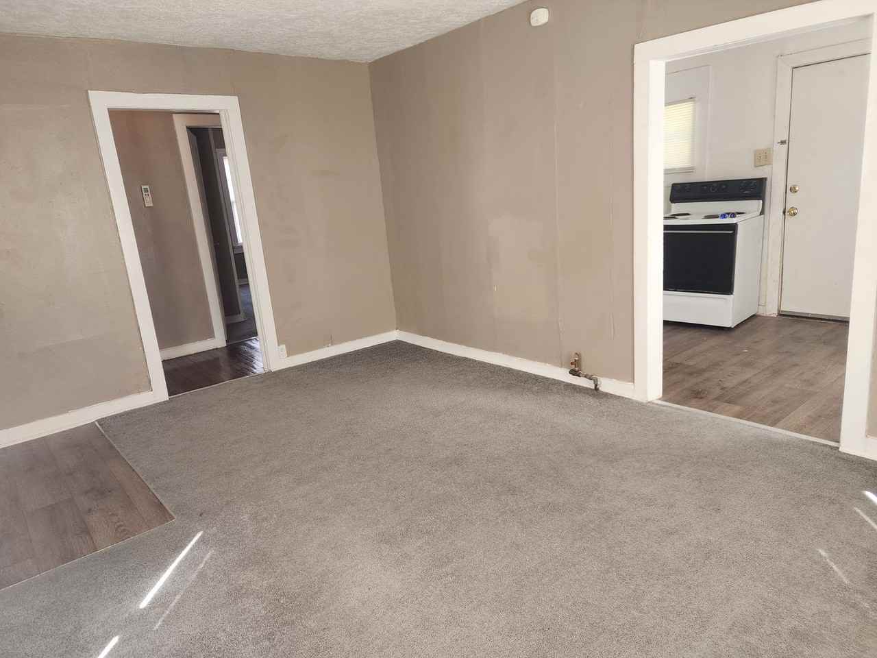 416 W 6th St - Photo 4 of 16