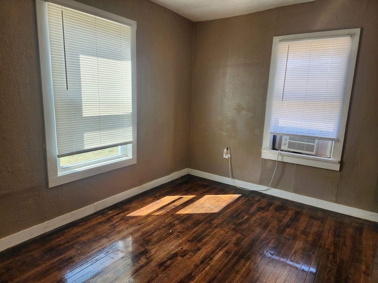 416 W 6th St - Photo 7 of 16