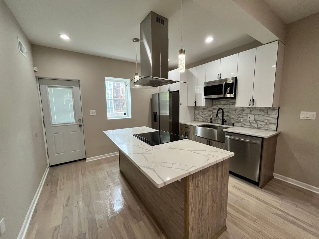 1416 N Dover St - Photo 5 of 34