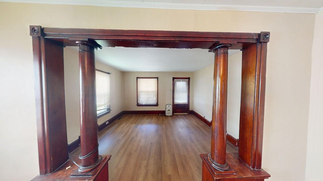 2609 Grand St - Photo 2 of 12
