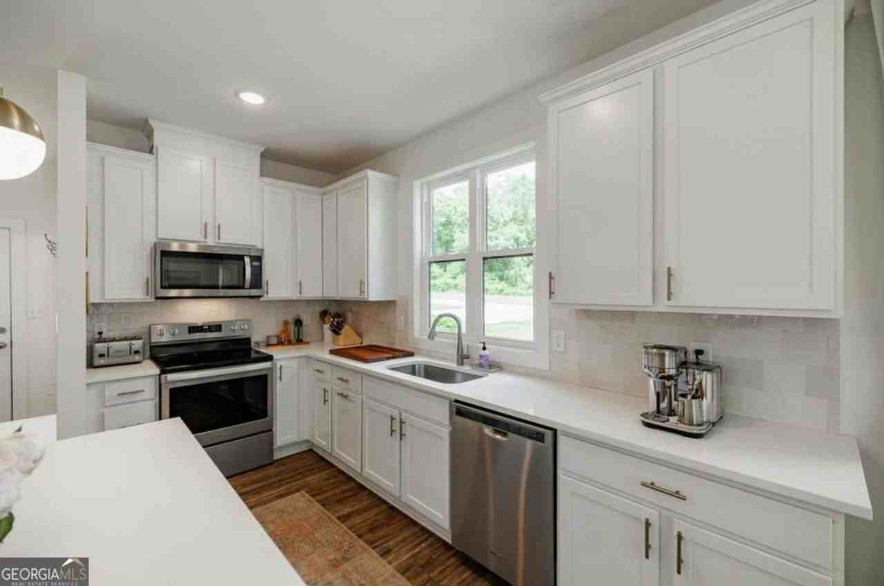 230 Lake St - Photo 5 of 40