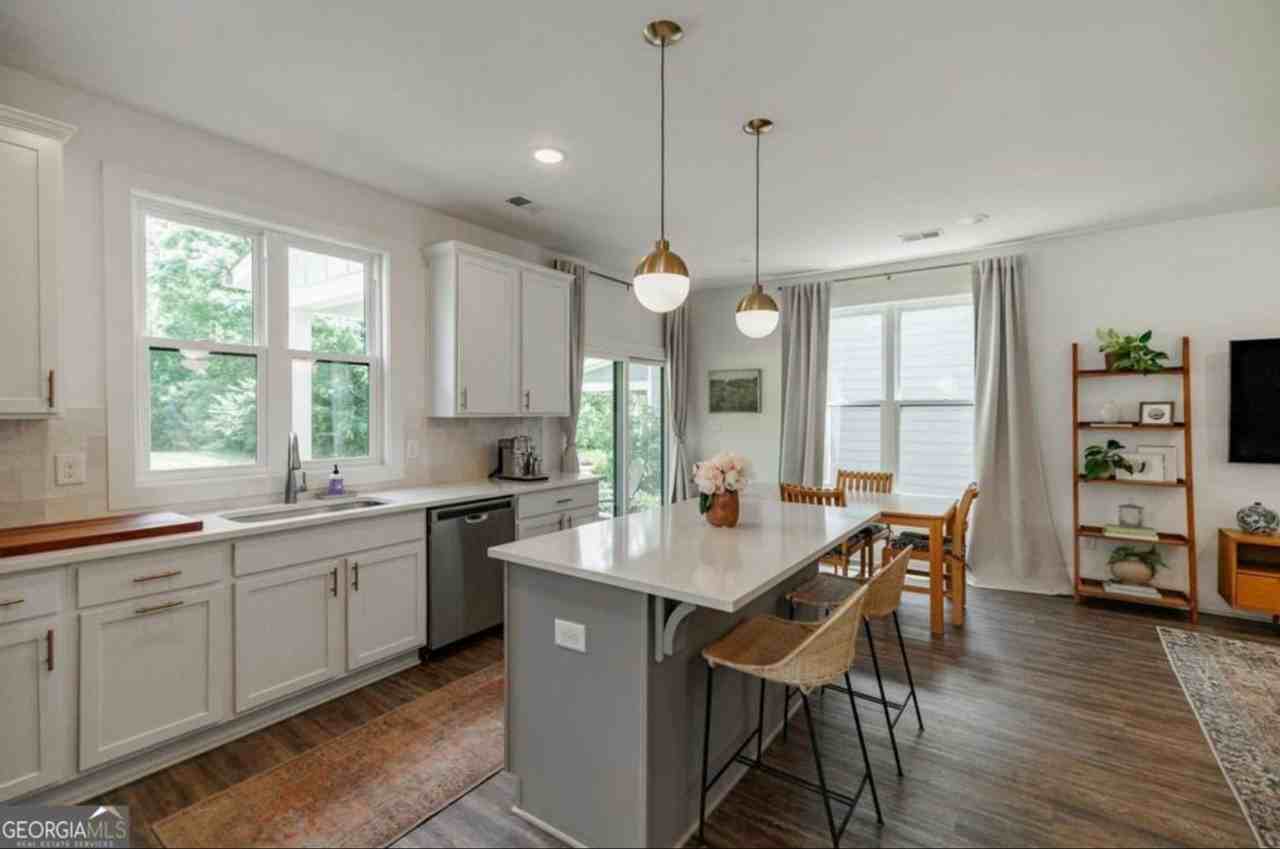 230 Lake St - Photo 7 of 40