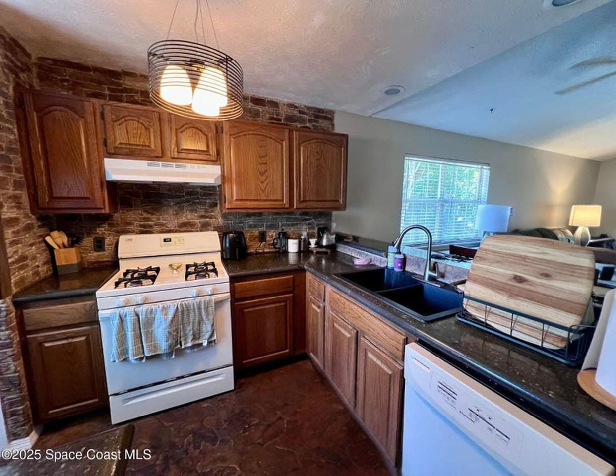 2326 Talmadge Dr - Photo 2 of 12